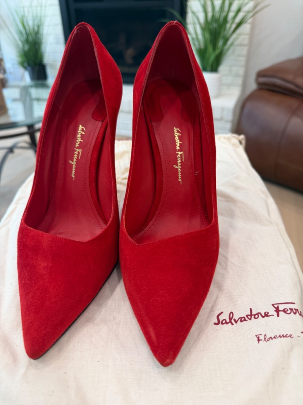 Salvatore Ferragamo Bari X5 Lipstick Red Suede Gold Heel Pumps Size 8 B - Picture 4 of 5